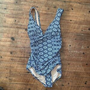 J Crew black & white preppy size 2 ruched side one piece swimsuit